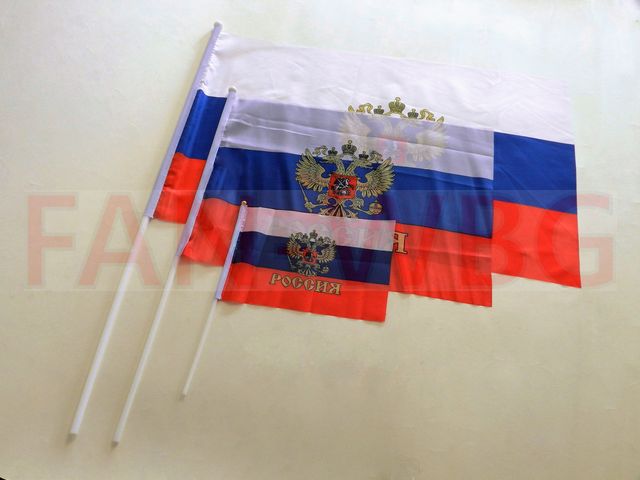 Флаг России с гербом на флагштоке с навершием оптом.
